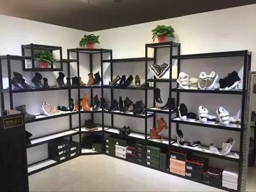 Китай Простой популярной дизайн стойки полок ботинка розницы металла подгонянный витриной поставщик